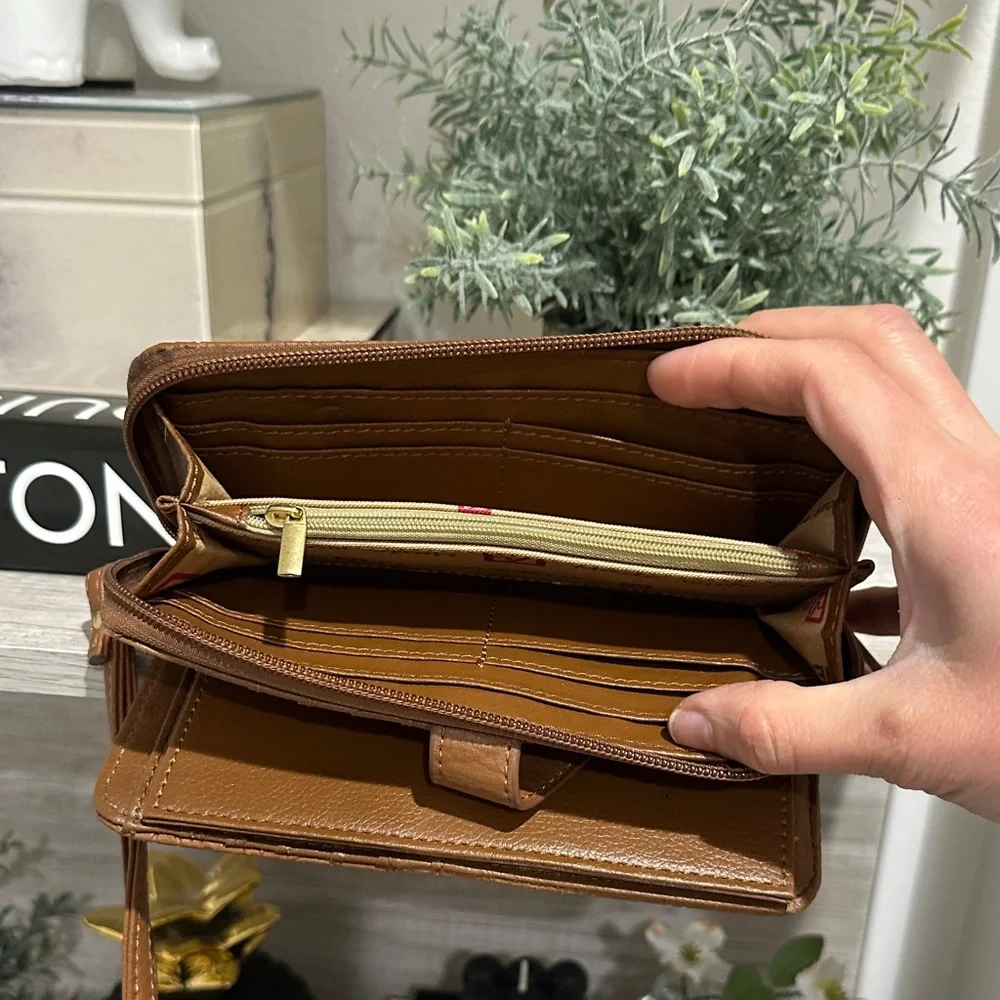 Stone Mountain Bonded Leather Bifold Zip-Around Wallet/Wristlet - Picture 8 of 9